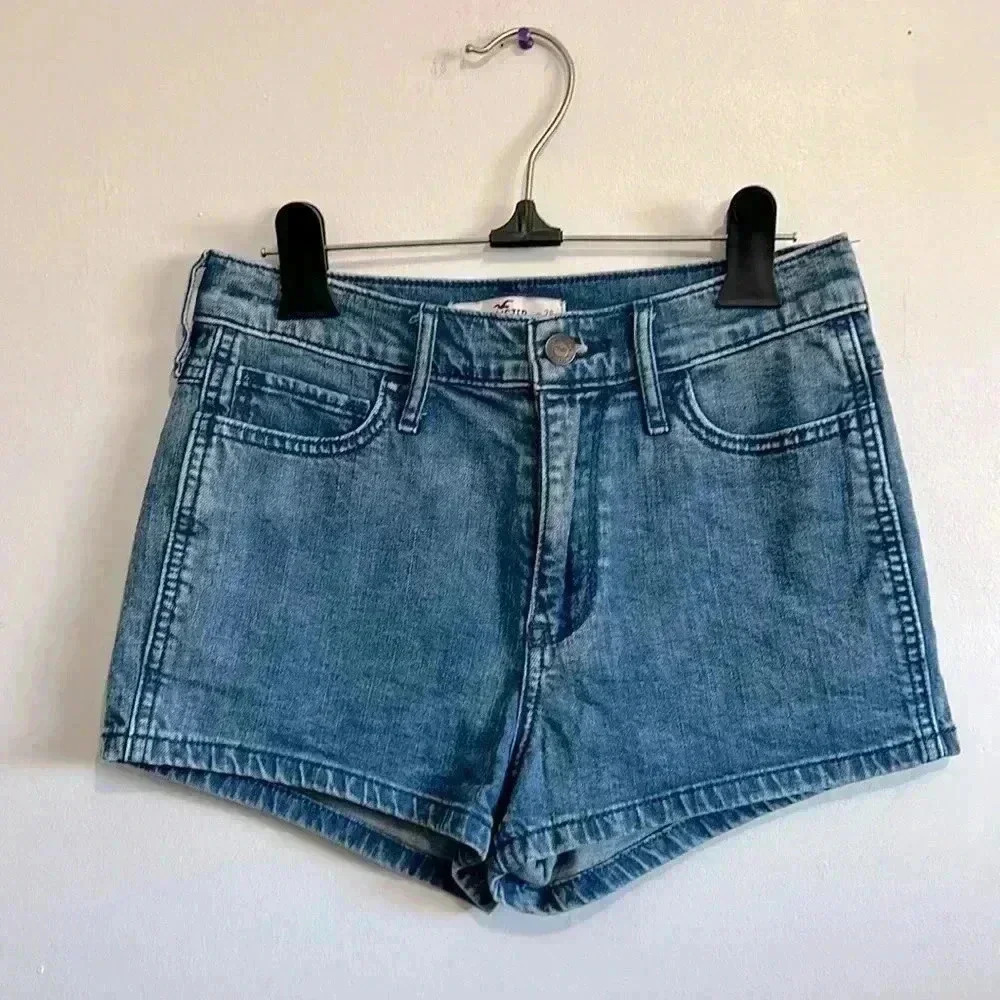 Holister shorts size 3 waist 26”